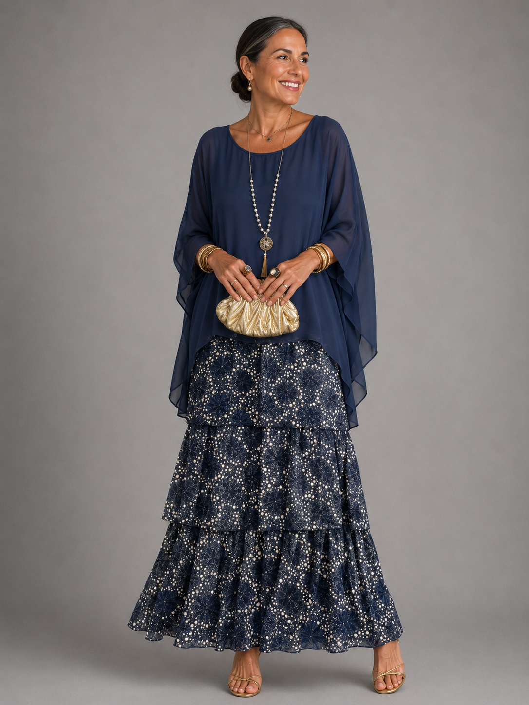 Robe Lara Danoir Paris bleu foncé, coupe élégante, en tissu fluide, portée par un mannequin.