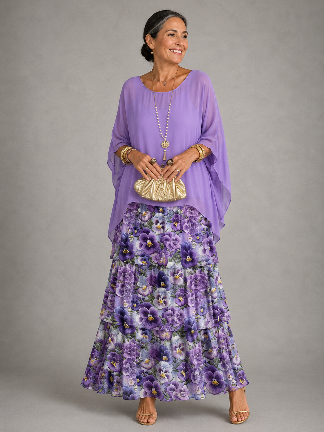 Robe Lara Danoir Paris violette avec motifs floraux, courte, en tissu léger, portée avec des détails floraux visibles.