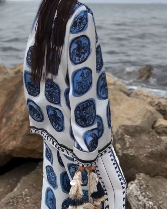 Ensemble chic décontracté Lizette de Danoir Paris, avec veste et pantalon en tissu léger, porté par un mannequin.
