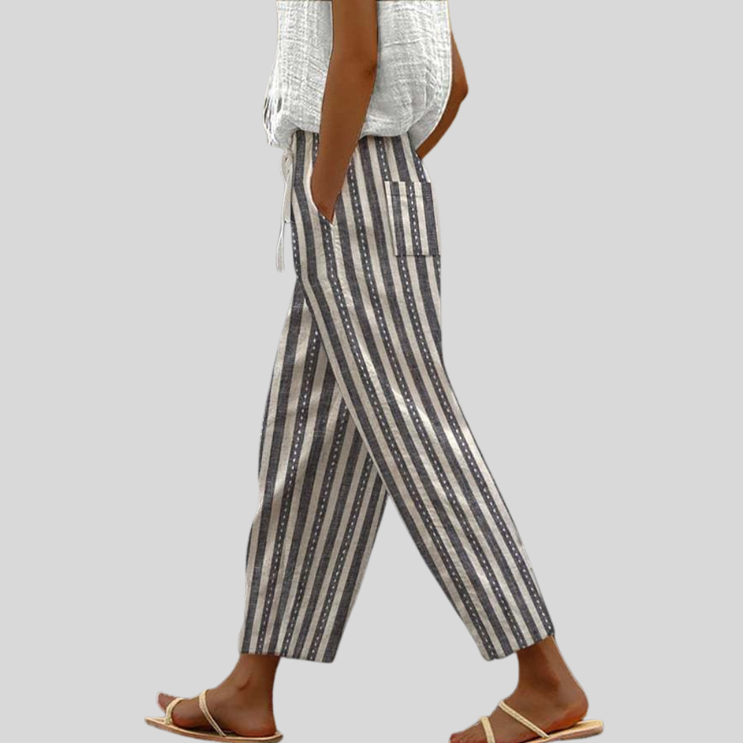 Pantalons décontractés quotidiens Danoir Paris en tissu léger, couleur beige, affichés sur un mannequin.