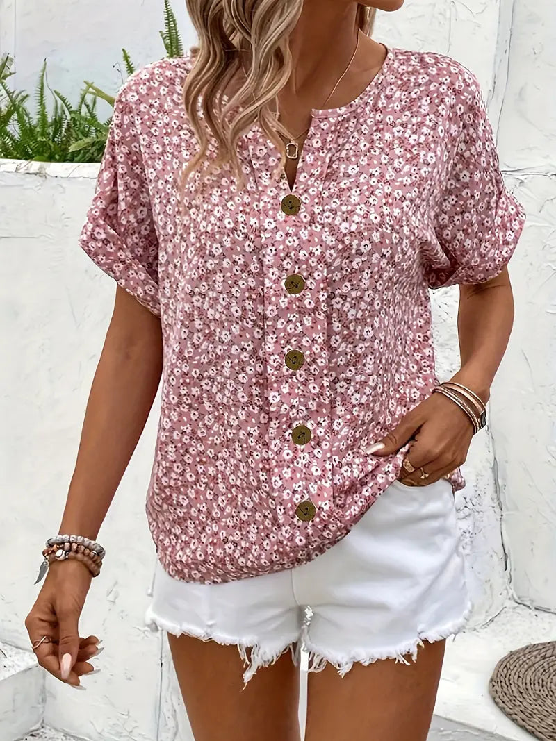 Robe d'été Jelena de Danoir Paris avec haut floral élégant, tissu léger et manche courte, portée dans un style estival chic.
