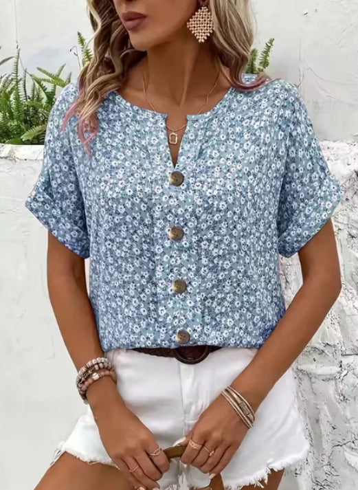 Femme portant la robe estivale Jelena à motifs floraux élégants de Danoir Paris, vue de face.