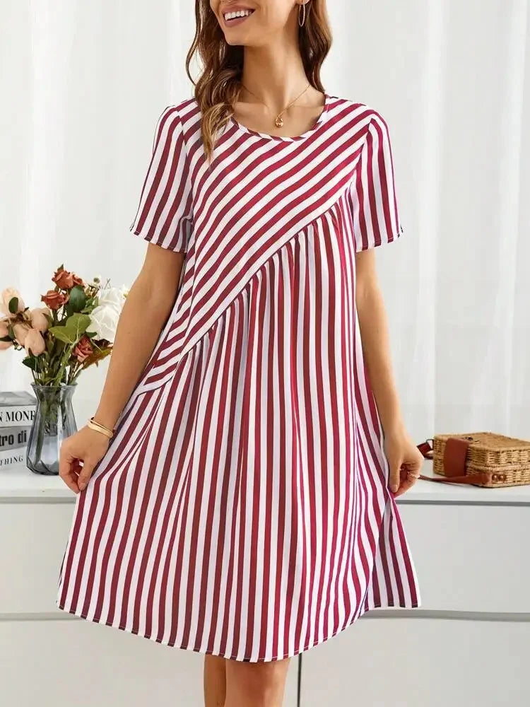 Robe d’été rayée Clara de Danoir Paris, manches courtes et coupe fluide, portée sur un mannequin blanc.