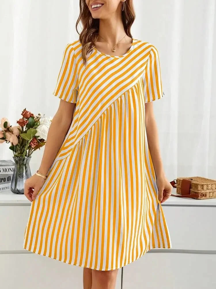 Robe d’été rayée Clara de Danoir Paris, tissu léger et fluide, portée avec des détails élégants.