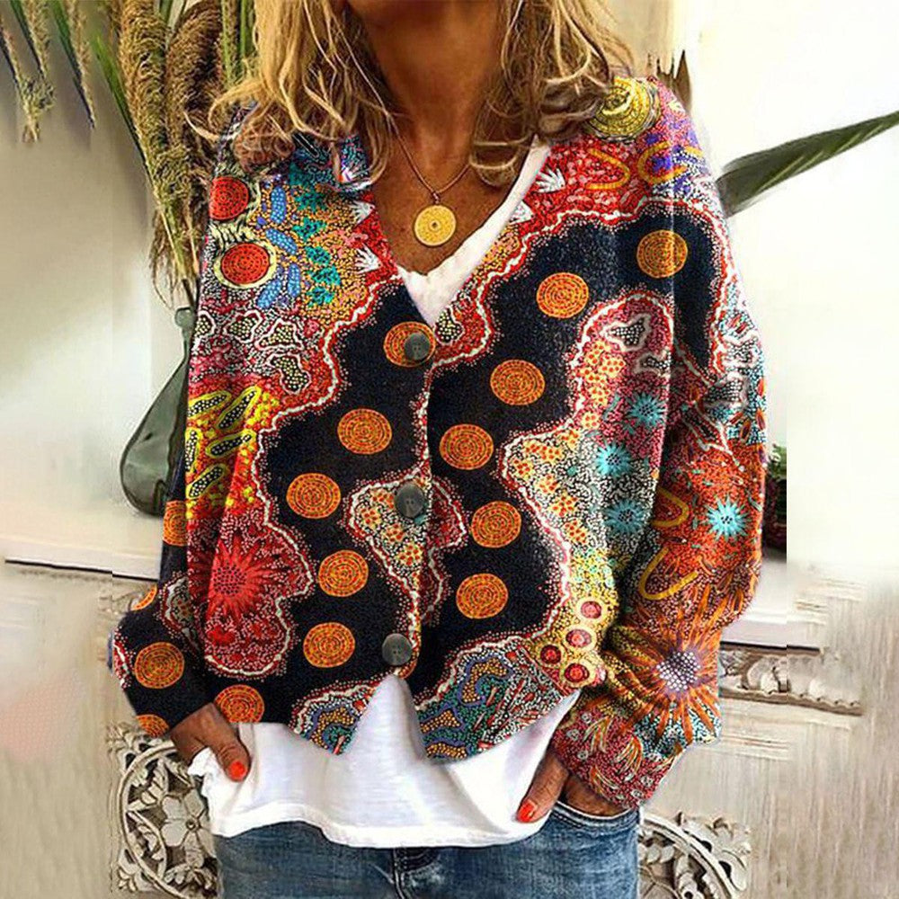 Pull bohème coloré Saskia par Danoir Paris, avec motifs colorés et détails élégants, porté en situation décontractée.