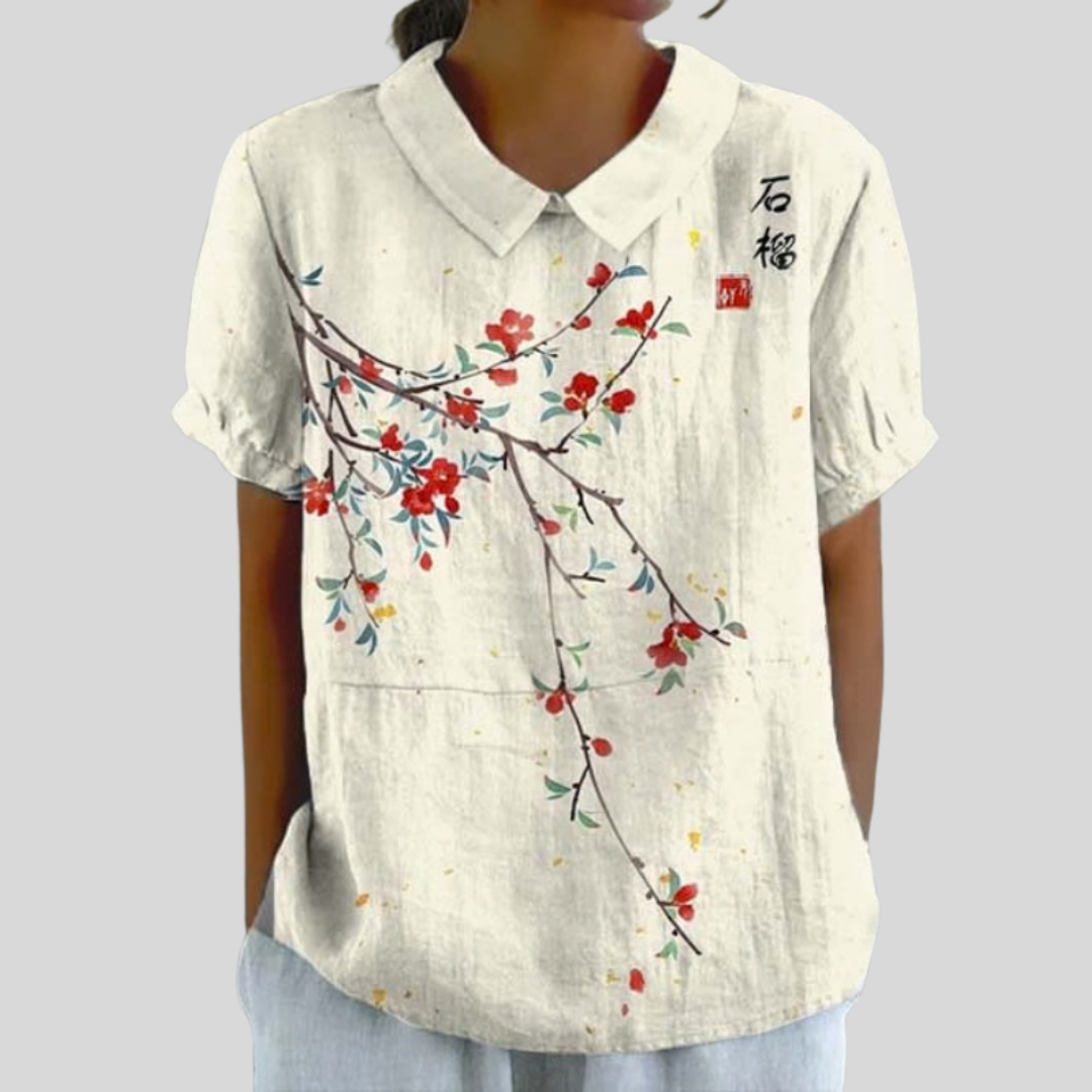 Blouse fleurie minimaliste Suzanne de Danoir Paris, tissu léger avec motif floral délicat, portée élégante et moderne.