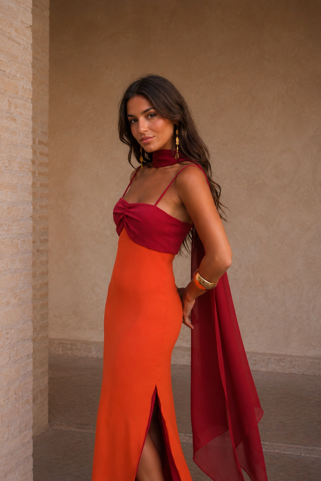 Robe Zahara en édition limitée de Danoir Paris, détail en tissu élégant, portée sur mannequin avec accessoires.