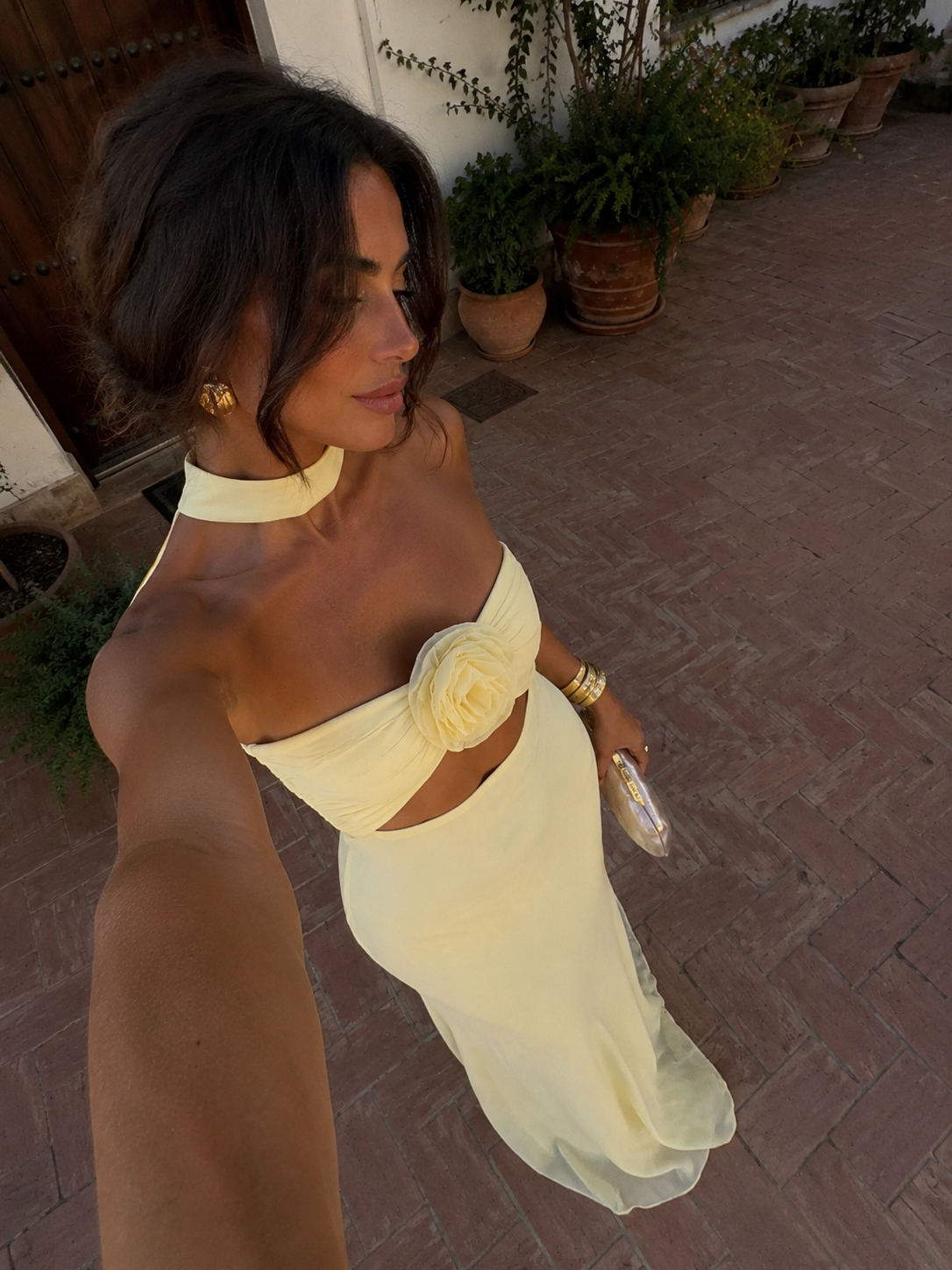 Robe jaune pastel à fleurs de Danoir Paris, avec coupe fluide et motif floral léger, portée avec des accessoires élégants.