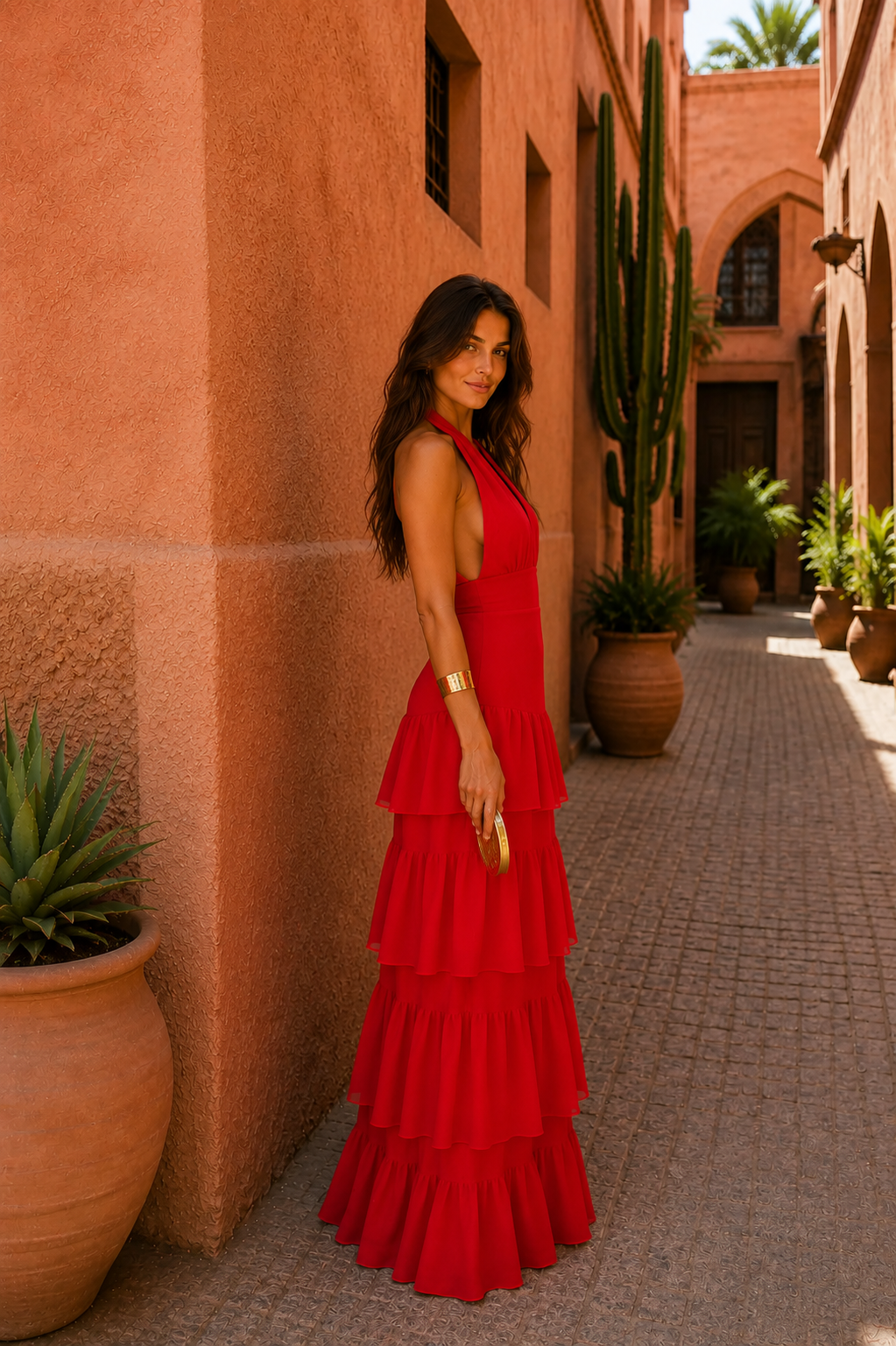 Robe rouge Manila de Danoir Paris, élégante et fluide, avec détails en tissu léger, portée sur un mannequin.