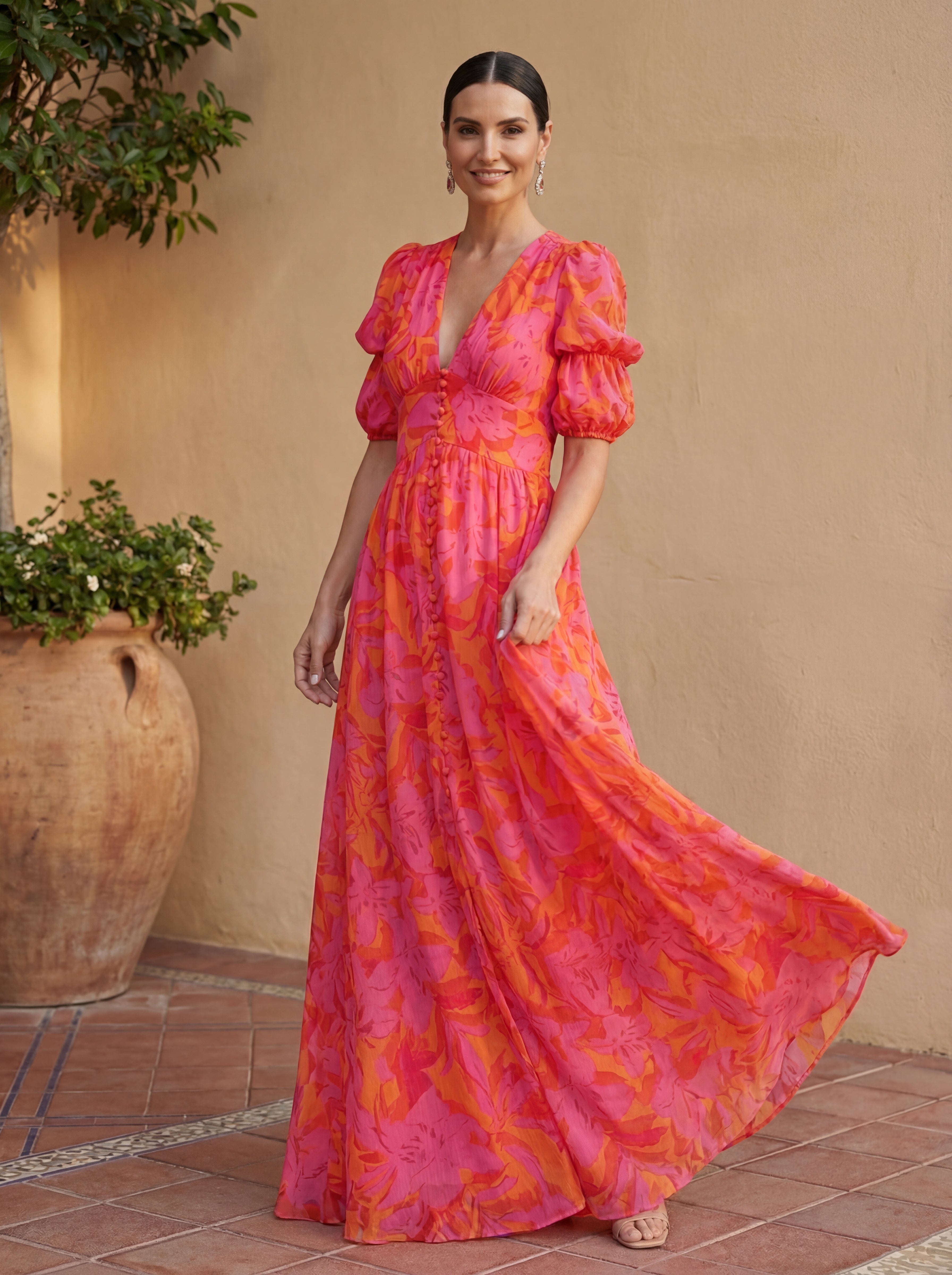 Robe Olvera de Danoir Paris en tissu léger, coupe fluide et élégante, portée avec des détails sophistiqués.