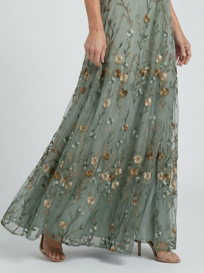 Robe longue maxi Halter Bloom Flow de Danoir Paris en tissu léger avec imprimé floral, portée avec décolleté et bretelles larges.