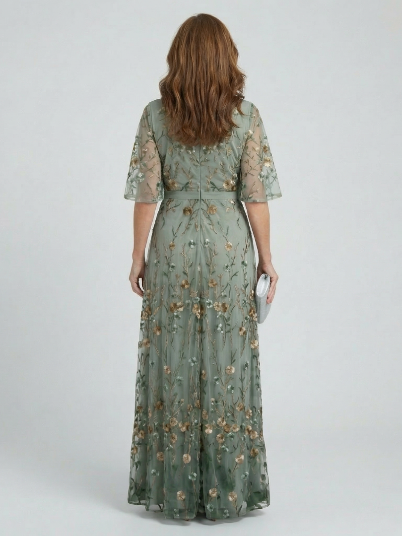 Robe longue maxi à halter Bloom Flow de Danoir Paris, en tissu fluide avec motif floral, portée avec décolleté et bretelles épaisses