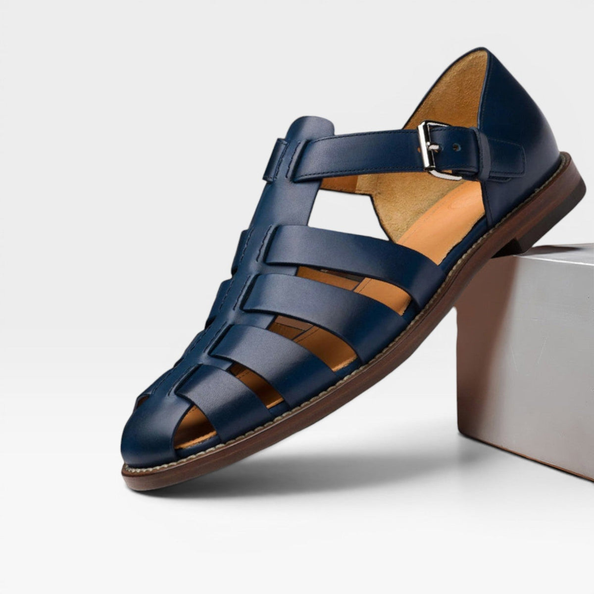 Sandales fisherman en cuir pour hommes de Danoir Paris, style estival classique à bout fermé, chaussures confortables et élégantes.