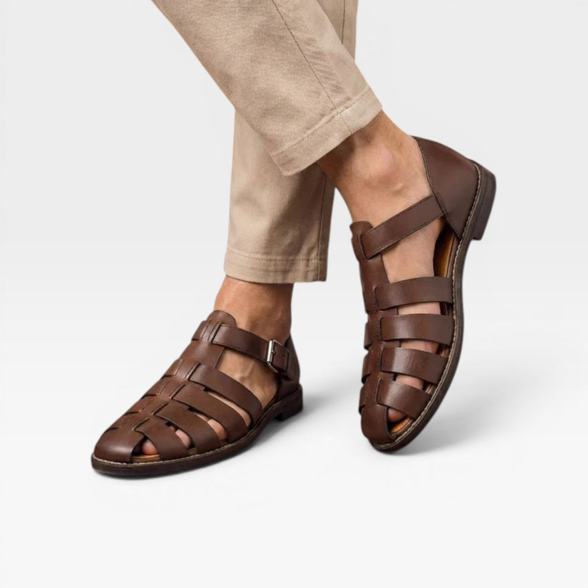 Sandales fisherman en cuir bleu pour hommes de Danoir Paris, style estival classique à bout fermé, chaussure confortable et élégante.