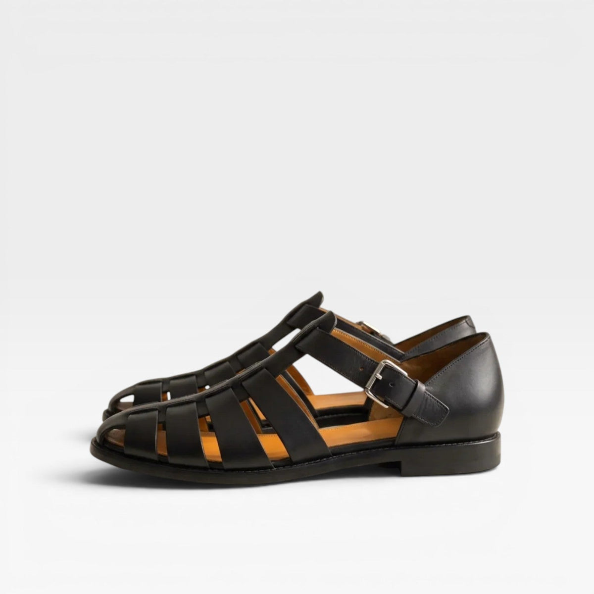 Sandales fisherman en cuir pour hommes de Danoir Paris, style estival classique à bout fermé, en bleu, vue de côté.