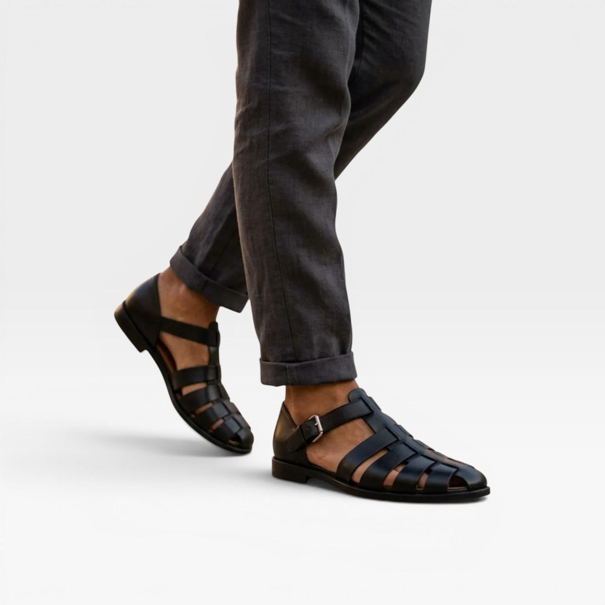 Sandales fisherman en cuir pour hommes Danoir Paris, style estival classique, à bout fermé, en cuir bleu.