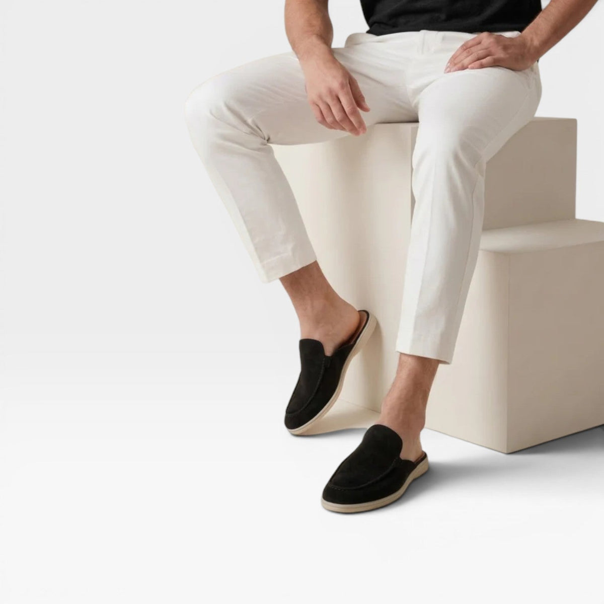 Mules en daim pour hommes Danoir Paris, sandales décontractées sans talon, enfilage, couleur marron clair.