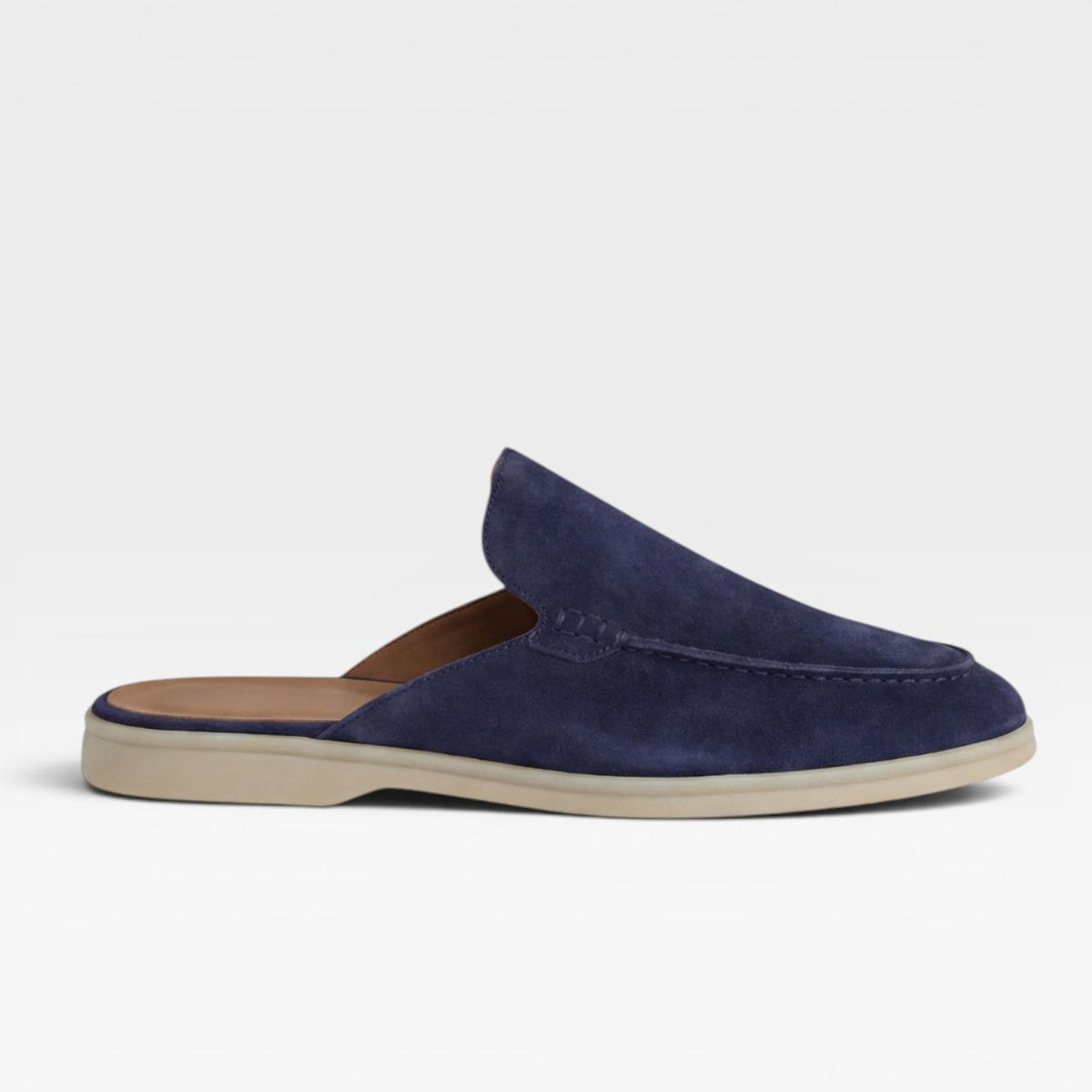 Mules en daim pour hommes Danoir Paris, sandales décontractées sans talon, enfilement facile, couleur marron clair.