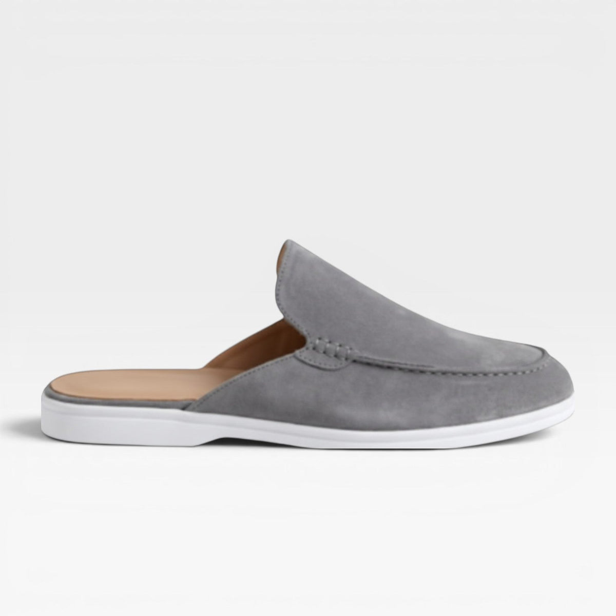 Mules en daim pour hommes Danoir Paris, sandales décontractées sans talon, enfilables, couleur marron clair, style mocassin.