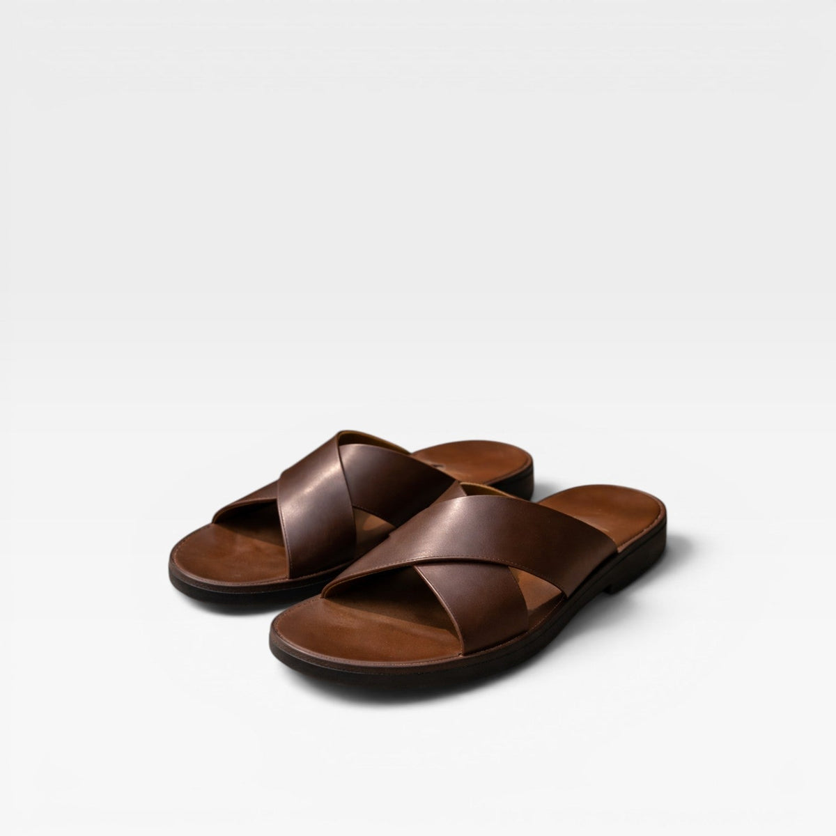 Sandales en cuir Danoir Paris pour hommes, marron cognac, brides croisées, style d'été confortable à enfiler, chaussures décontractées