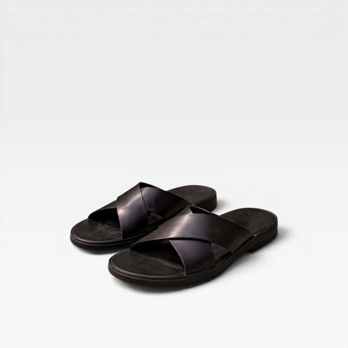 Sandales en cuir marron pour hommes Danoir Paris avec brides croisées, style d'été confortable et facile à enfiler.