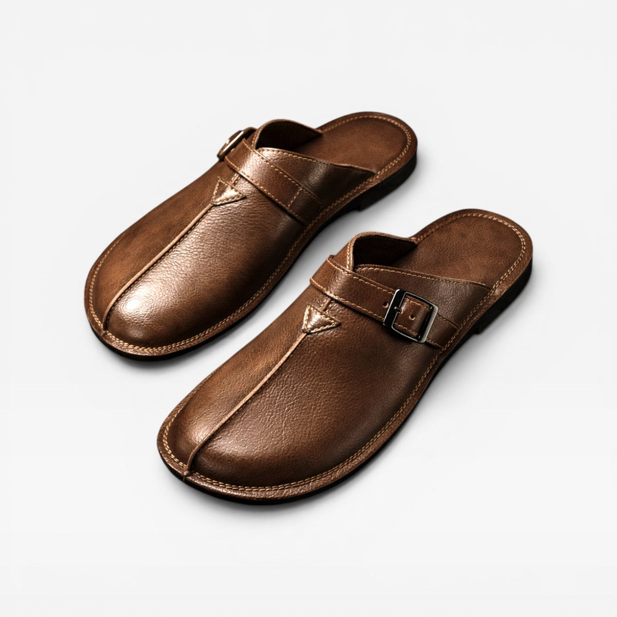Mules en cuir pour hommes Danoir Paris, sandales d'été à enfiler avec bride à boucle, couleur marron.