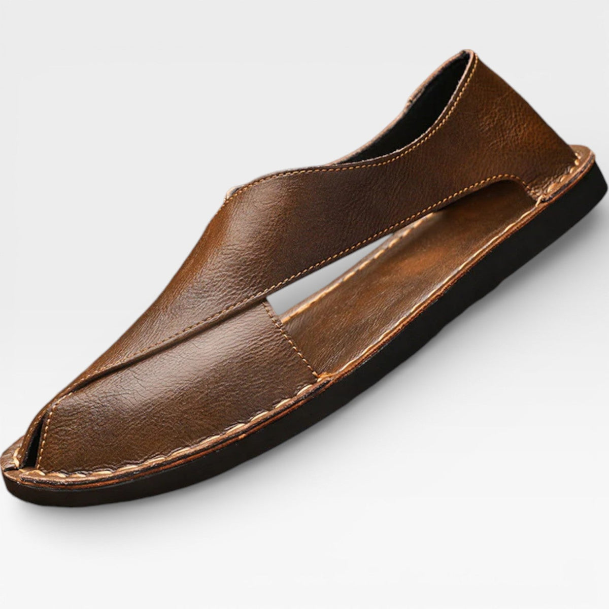 Sandales classiques en cuir marron pour hommes de Danoir Paris, avec semelle en cuir et design décontracté élégant.