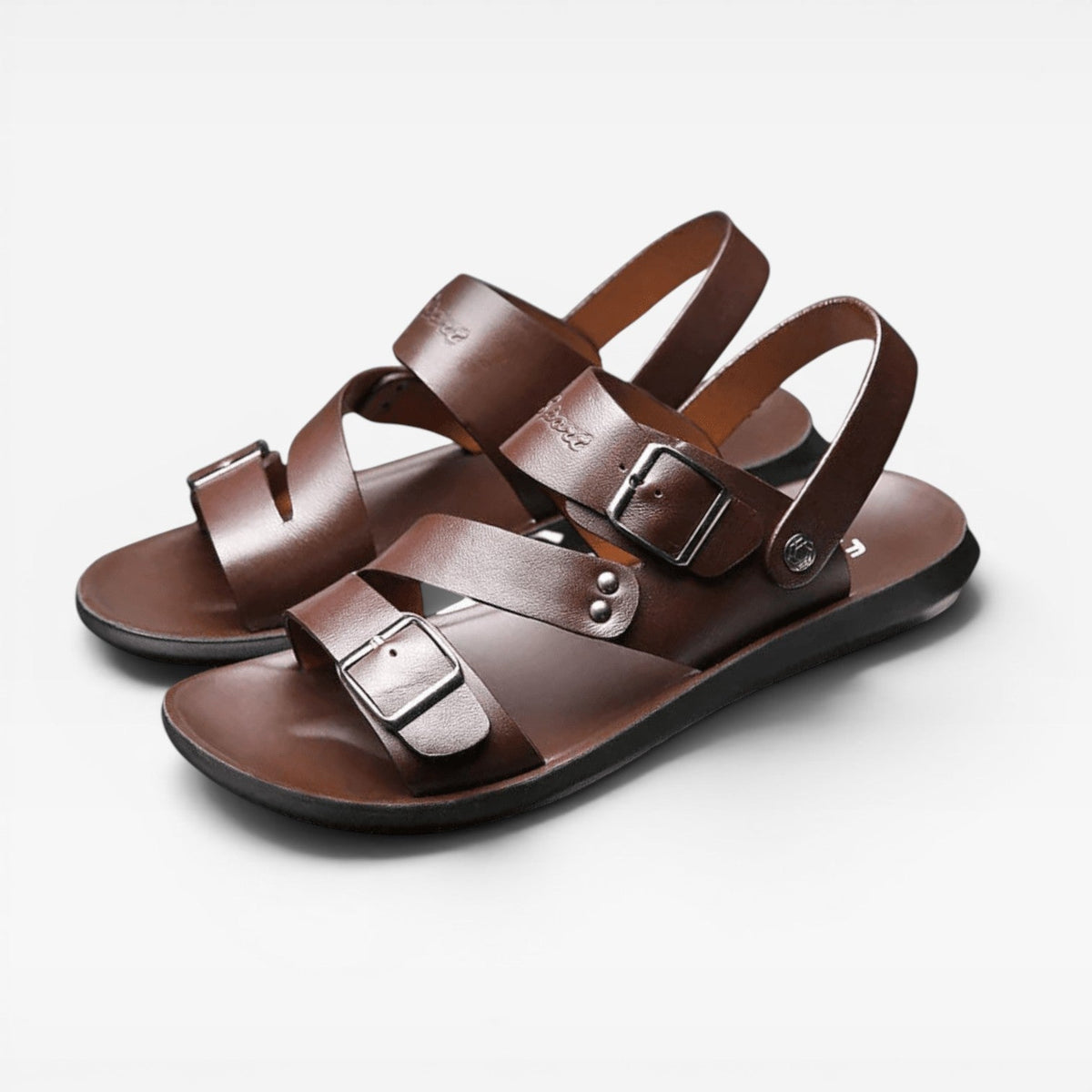 Sandales en cuir marron pour hommes Danoir Paris avec bride réglable et boucle, parfaites pour un style d'été confortable.