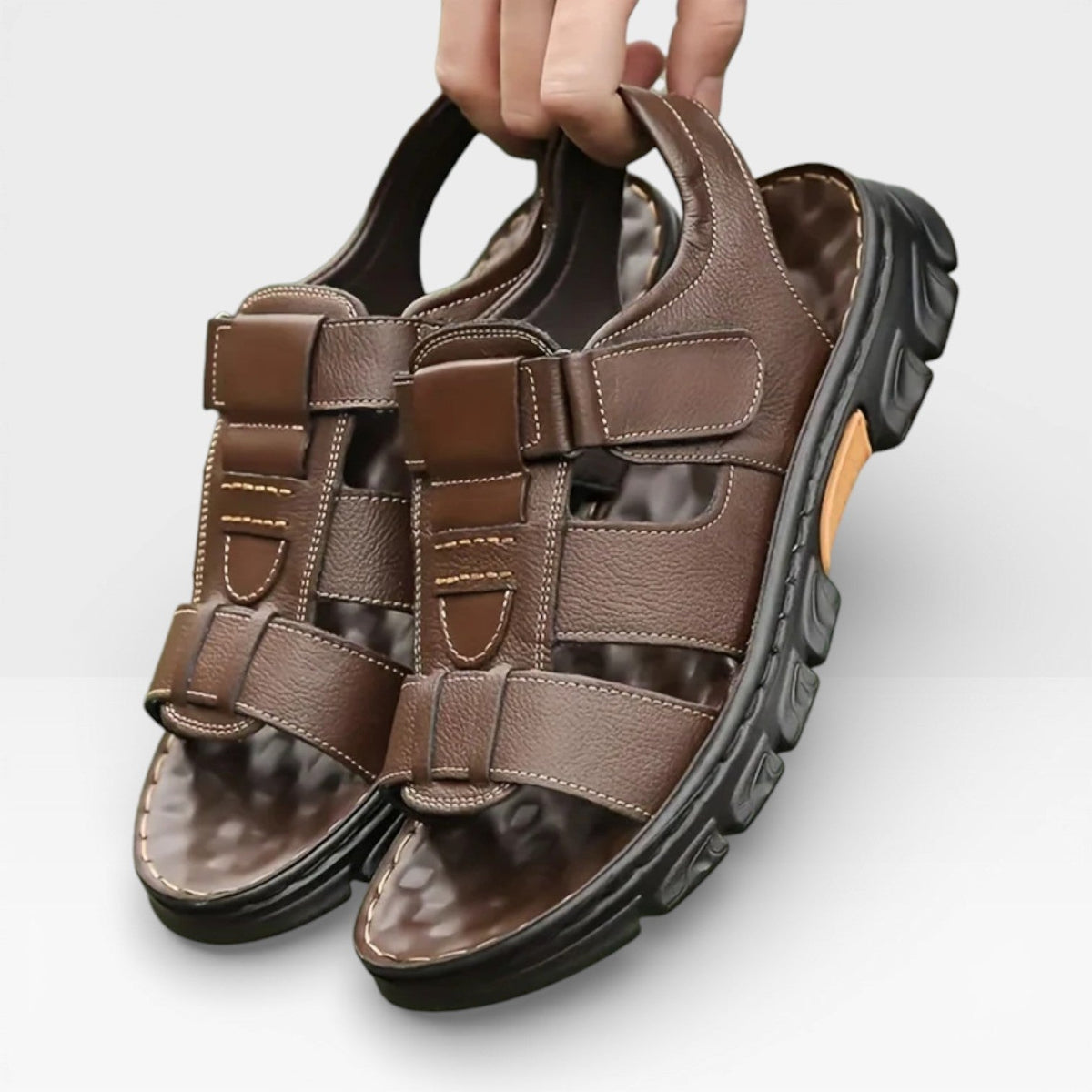 Sandales en cuir noires pour hommes Danoir Paris avec semelle souple, parfaites pour l'été, vue de côté.
