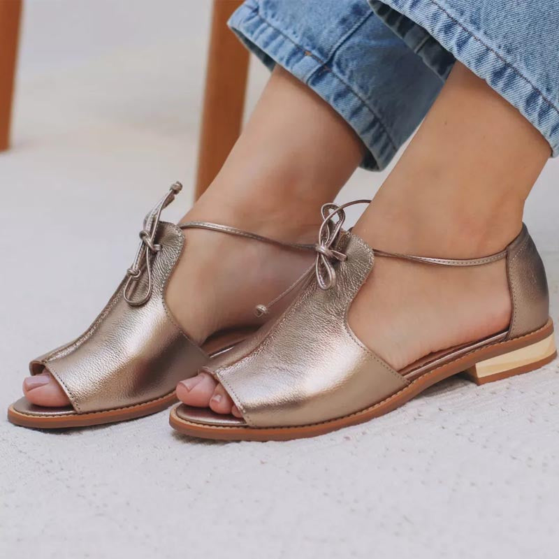 Sandales en cuir style strap LILLIANA de Danoir Paris, couleur champagne, taille 35, vues de côté avec brides élégantes.