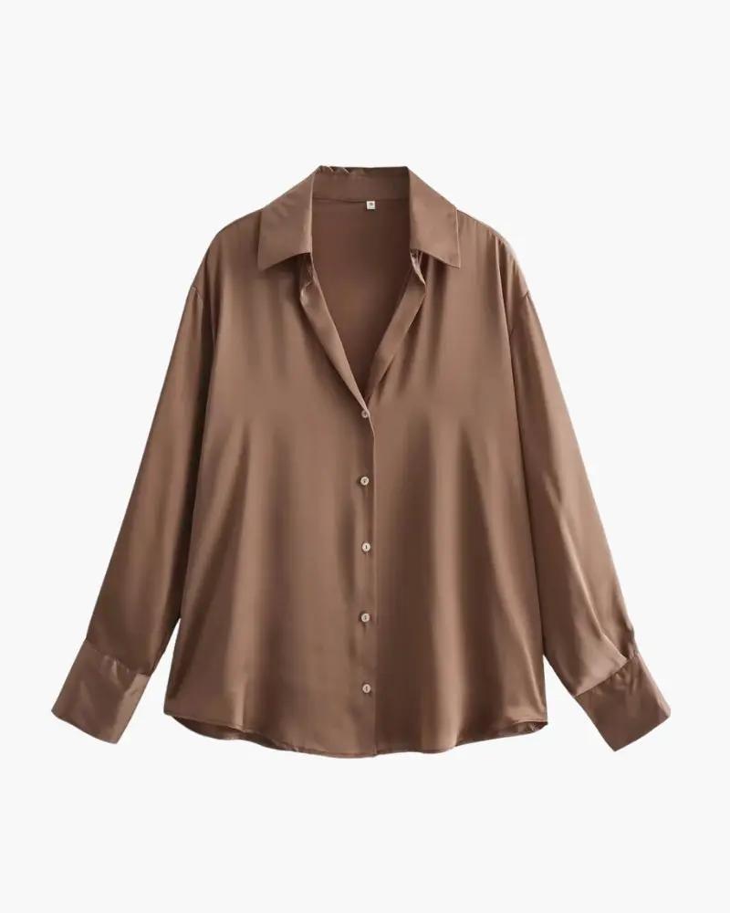 Chemise classique chic Danoir Paris en coton blanc avec col et boutons visibles, détails élégants et coupe raffinée.
