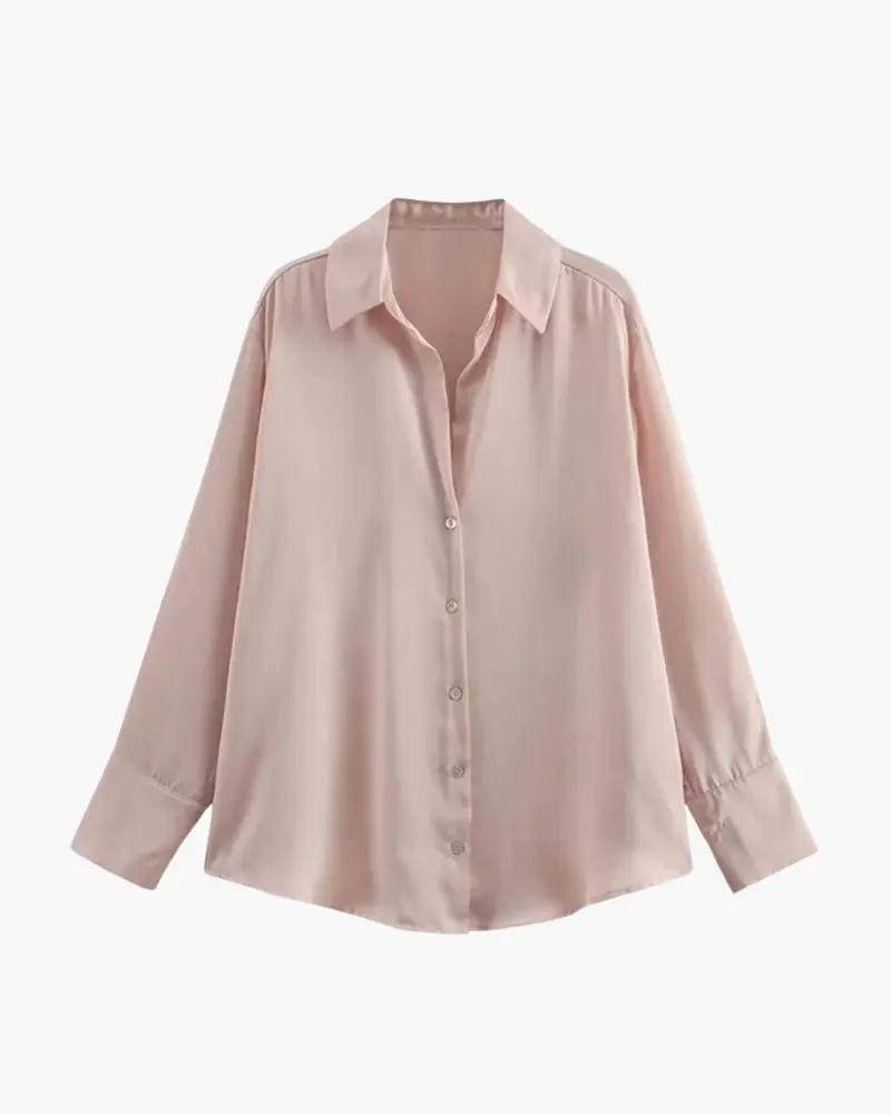Chemise classique chic de Danoir Paris avec col boutonné, tissu élégant et coupe ajustée, vue en gros plan.