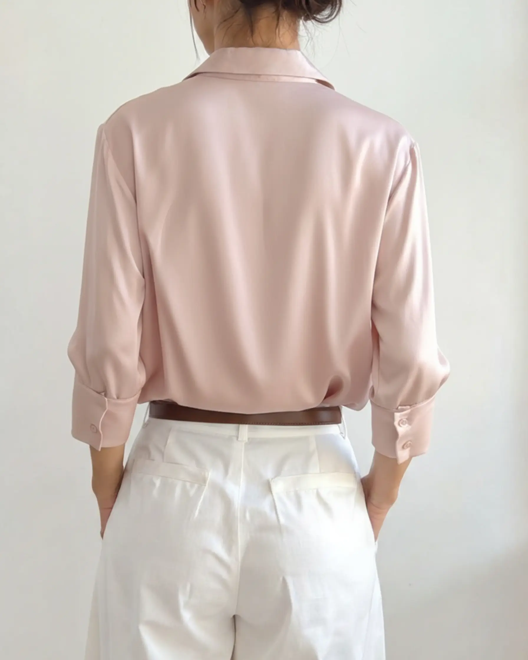 Chemise élégante Classic Chic de Danoir Paris, en coton blanc avec col classique et boutons, sur un mannequin.