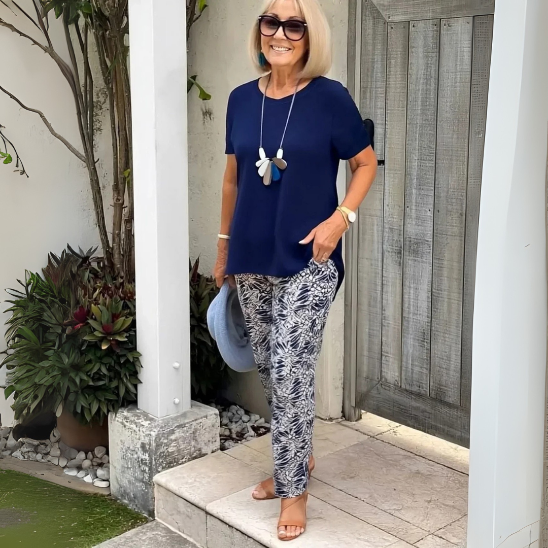 Ensemble élégant pour femmes Constance de Danoir Paris en bleu marine, veste et pantalon sophistiqués, parfaits pour une allure chic.