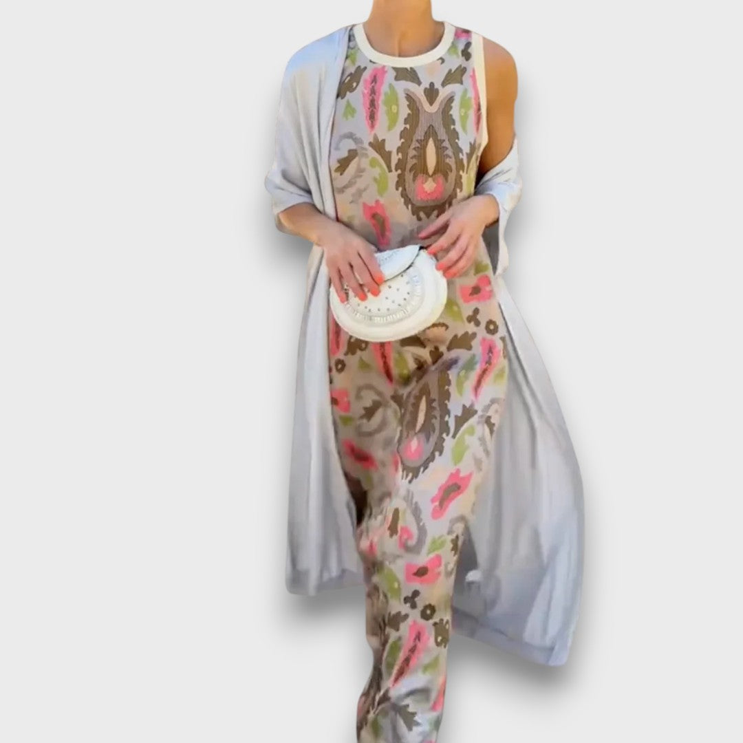 Ensemble maxi robe et cardigan Selviane de Danoir Paris, vêtement élégant porté en ensemble pour un look chic et confortable.
