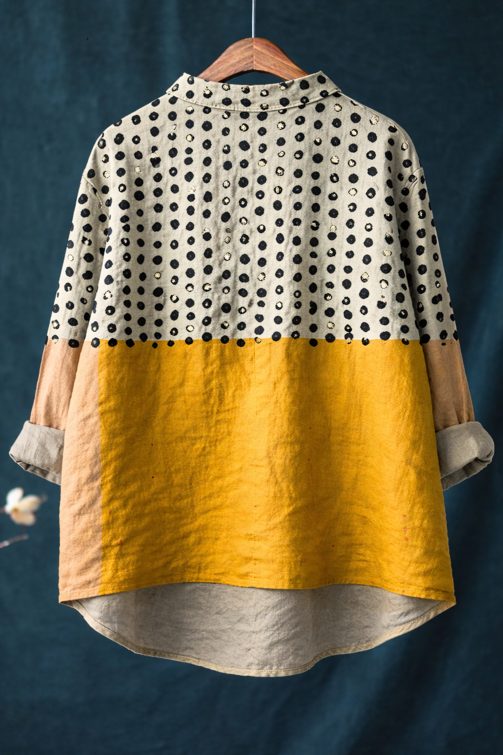 Chemise Alessia Danoir Paris à pois jaunes, manche courte, tissu léger, style décontracté, vue de face.