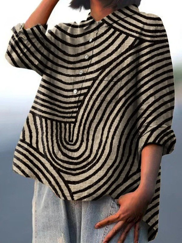 Chemise Danoir Paris Cecelia avec motif circulaire multicolore, portée en style décontracté, en tissu léger.