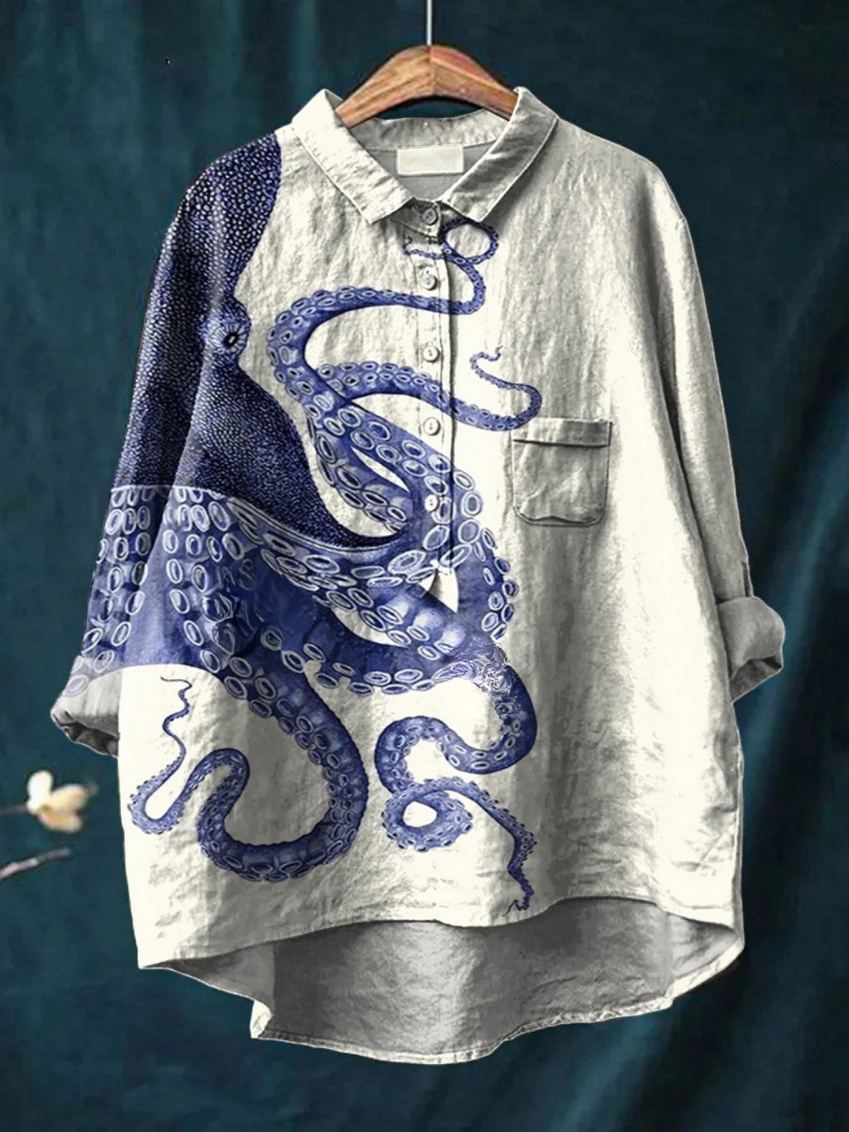 T-shirt Danoir Paris Elissa avec motif pieuvre colorée inspirée des profondeurs marines, en tissu léger et confortable.