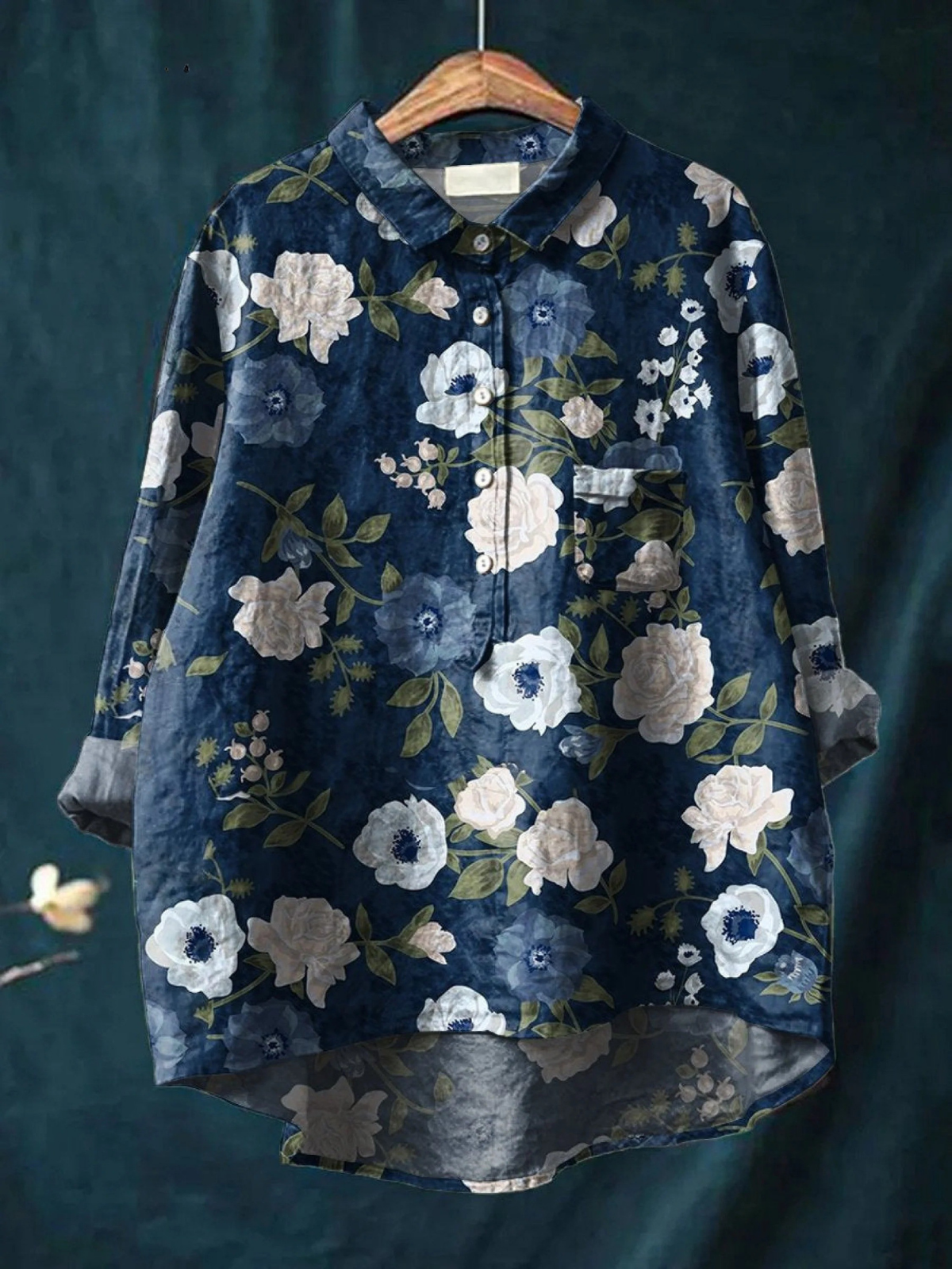 Chemise imprimée florale Joelle de Danoir Paris, multicolore, en tissu léger, portée avec col et manches longues.