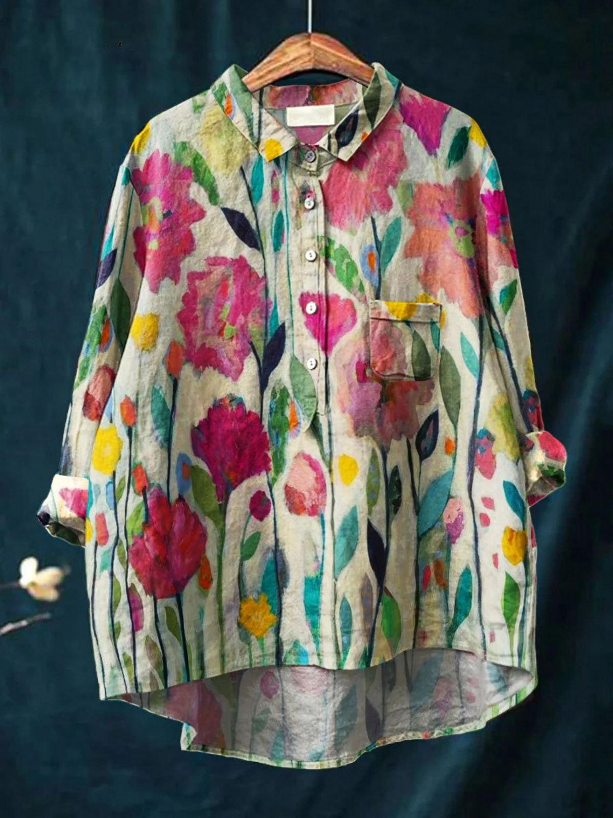 Chemise florale vintage Danoir Paris Lindsey en tissu multicolore, manches longues et coupe élégante.