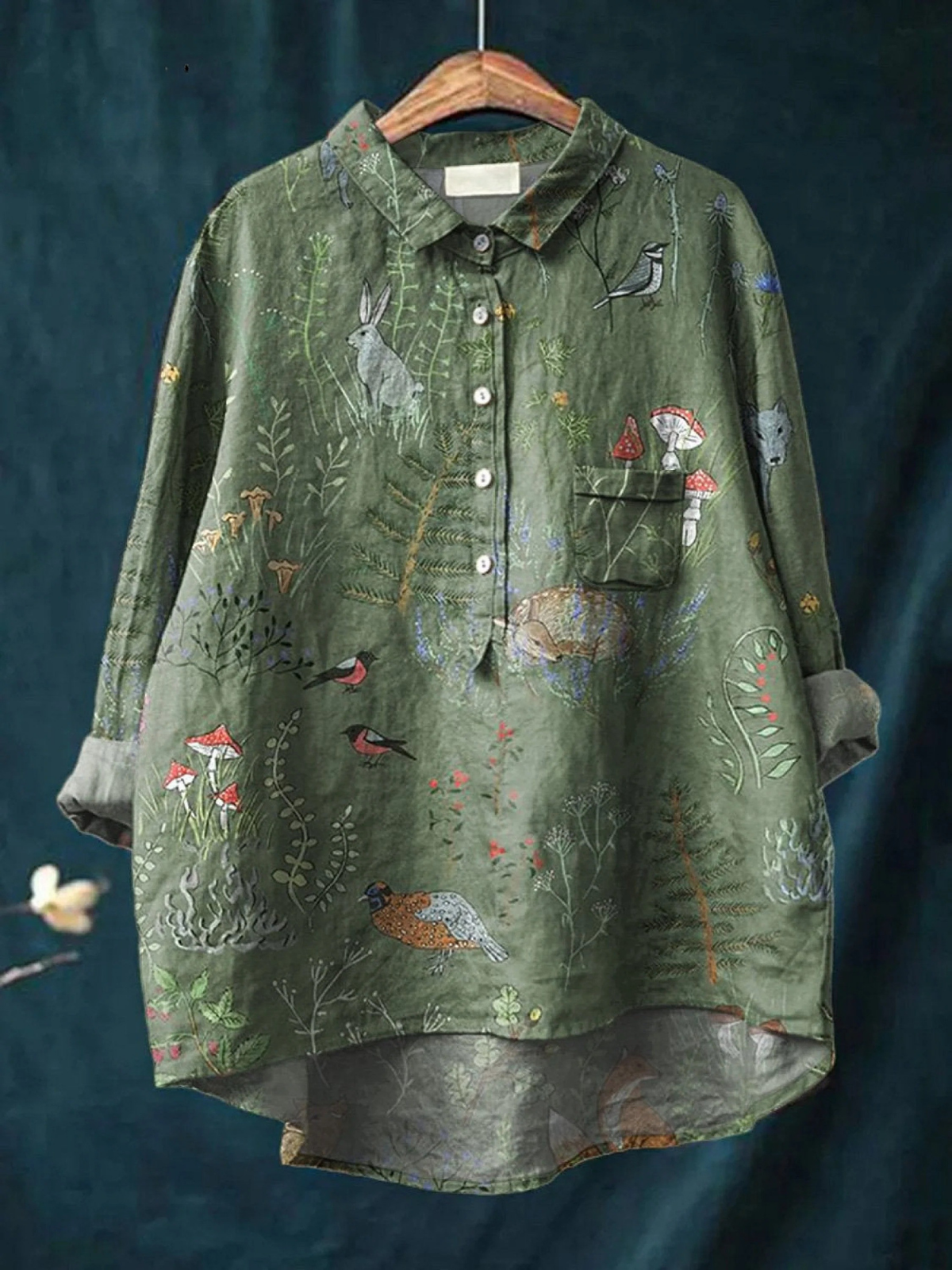 Chemise verte Danoir Paris Averill avec motif forêt et animaux, tissu léger et style décontracté.