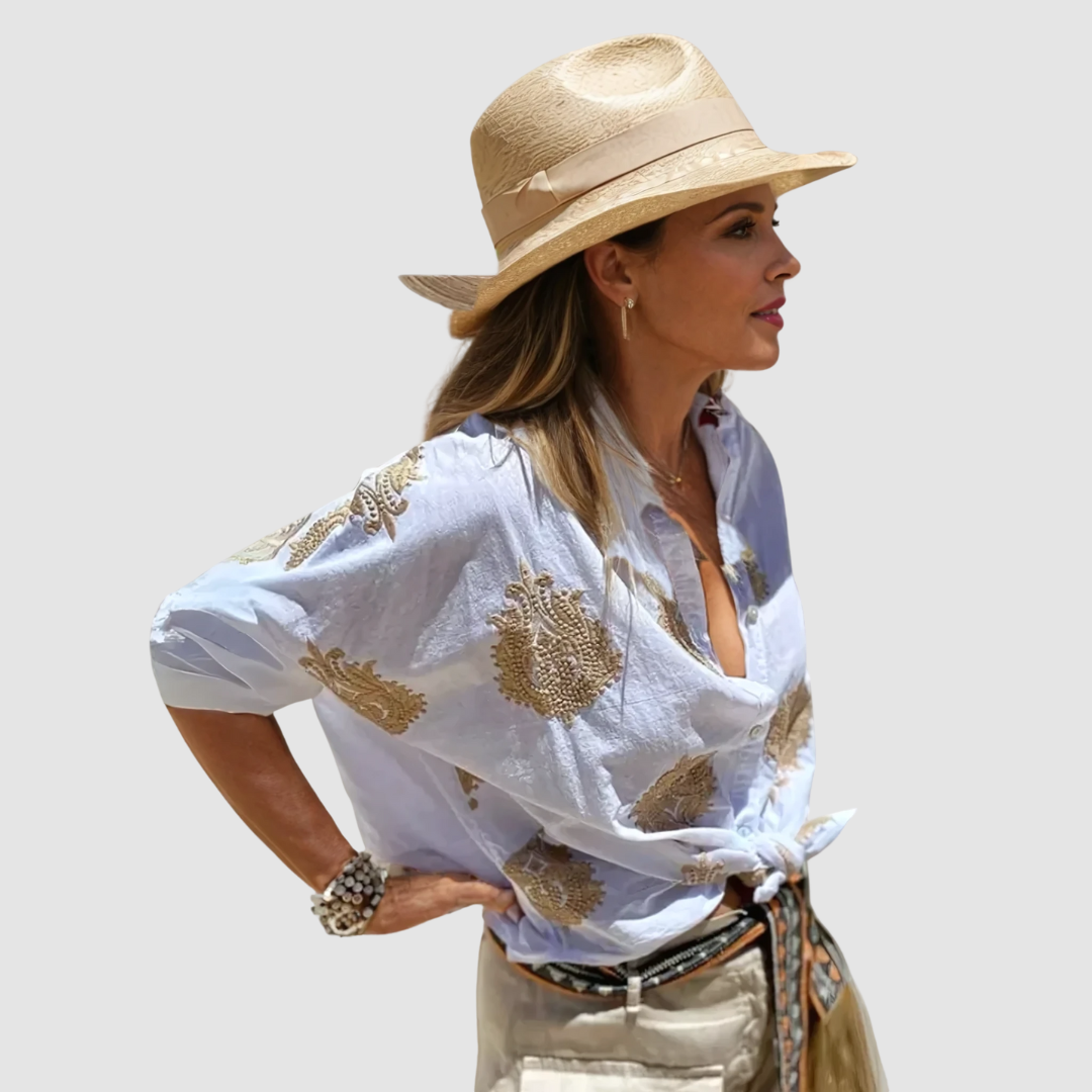 Blouse élégante et respirante Gaby™ de Danoir Paris, en tissu léger, portée en plan rapproché sur un mannequin.