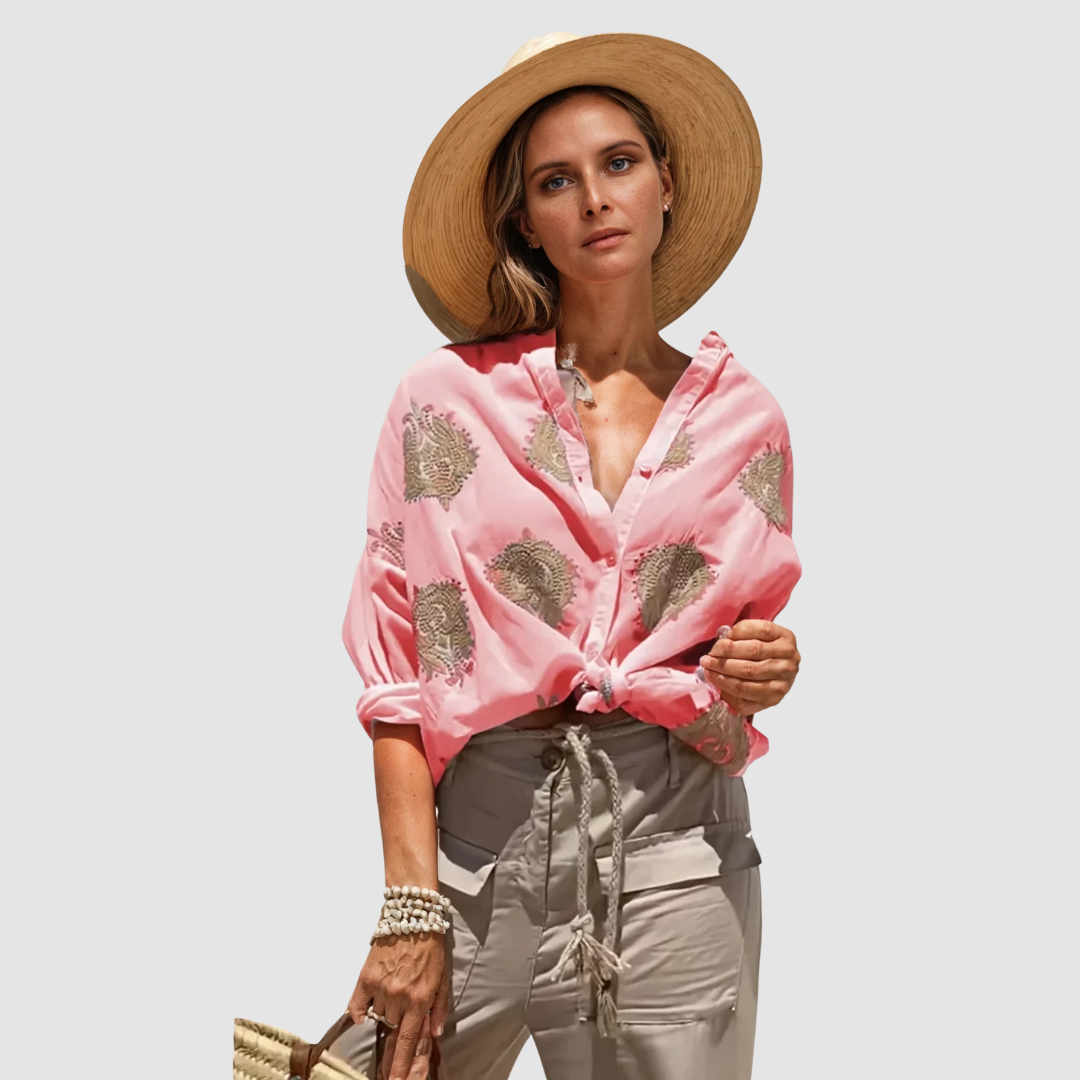 Blouse élégante et respirante Gaby™ de Danoir Paris, en tissu léger, portée avec manches longues et coupe flatteuse.