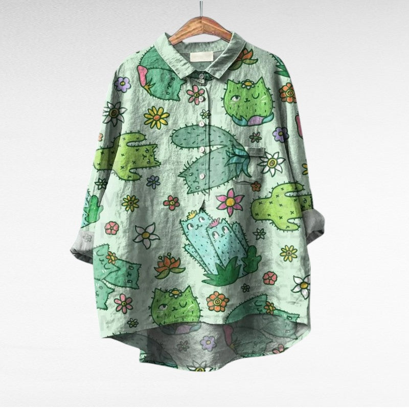 Blouse d'été élégante en lin Thérèse de Danoir Paris, avec motif floral léger, portée sur un mannequin.