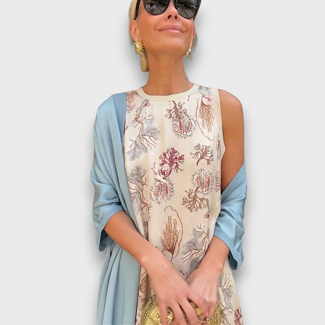 Robe longue maxi Danoir Paris avec cardigan assorti, élégante et fluide, portée sur un fond neutre.