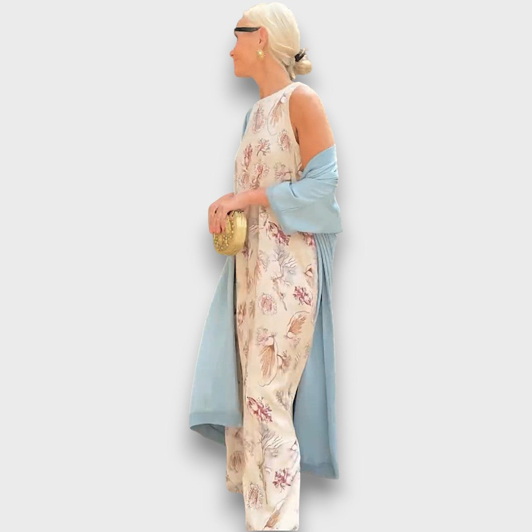 Robe maxi élégante Danoir Paris avec cardigan assorti, portée avec des accessoires et des chaussures à talons.