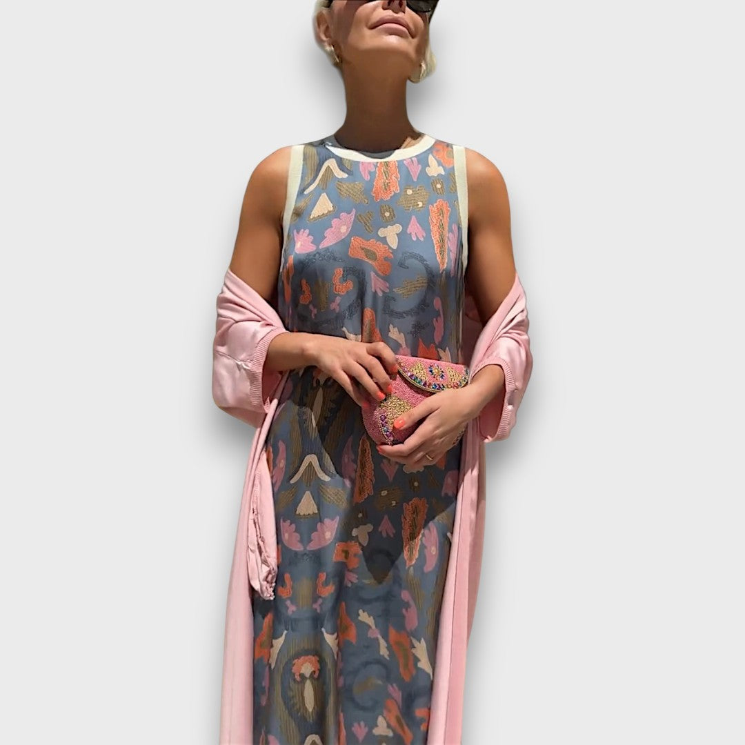 Robe longue maxi Danoir Paris avec cardigan assorti, tissu fluide et élégant, portée en style décontracté ou chic.
