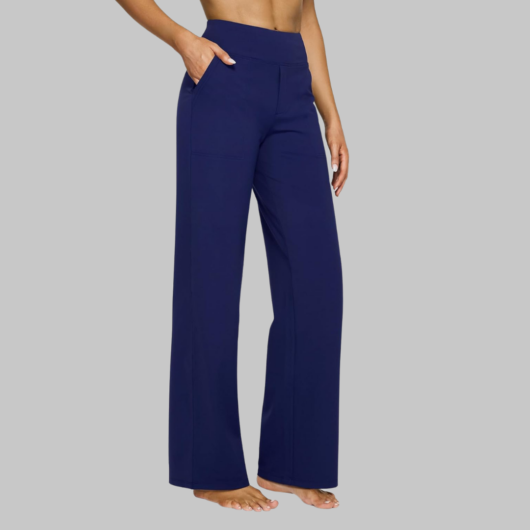 Pantalon stretch confortable pour femme de la marque Danoir Paris, tissu fluide et ajusté, porté avec un haut blanc.