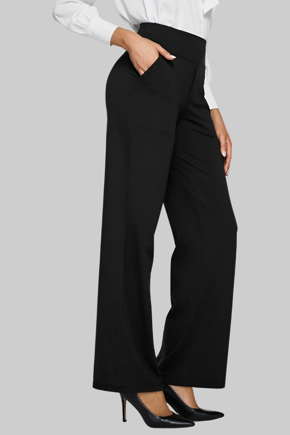 Pantalon stretch confortable pour femmes de Danoir Paris, porté avec des talons, en tissu fluide et élégant.