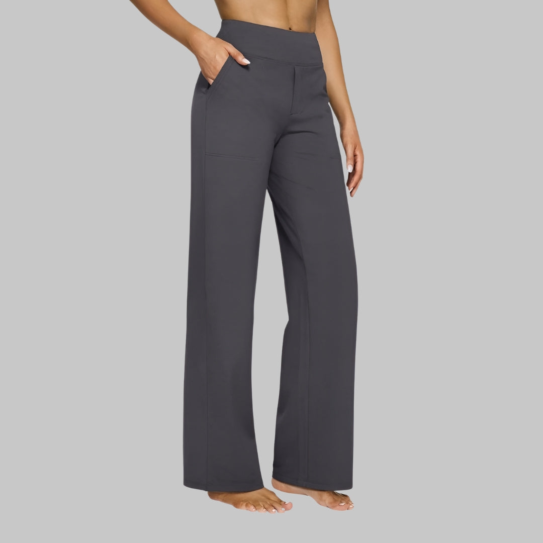 Pantalon élégant et confortable de la marque Danoir Paris, tissu fluide et coupe moderne, porté dans une tenue chic.